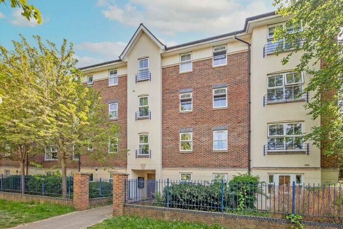 2 Bedroom Flat To Rent In Skerne Walk, Kingston Upon Thames, KT2