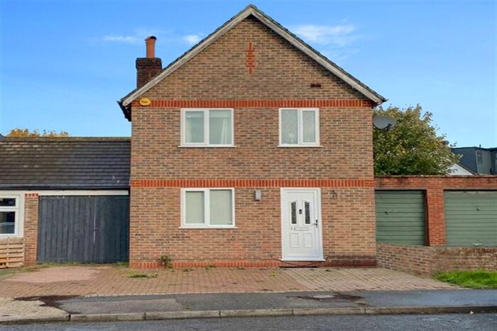 3 Bedroom Semi-Detached House To Rent In Hardy Close, Horsham, RH12