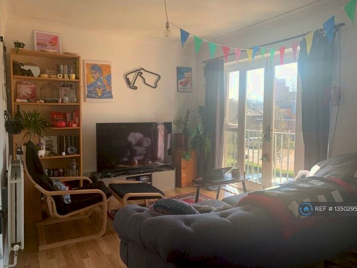 2 Bedroom Flat To Rent In Shalbourne Square, London, E9