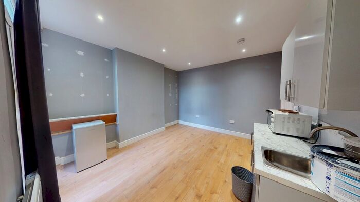 Studio To Rent In Gleneagle Road, London, SW16
