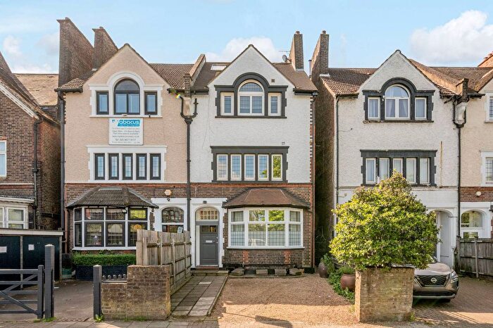 3 Bedroom Flat To Rent In Drewstead Road, Streatham Hill, London, SW16