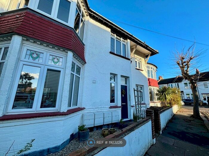 2 Bedroom Flat To Rent In Woodfield Road, Leigh-On-Sea, SS9