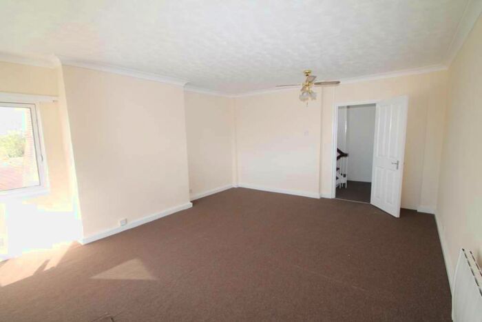 3 Bedroom Flat To Rent In Victoria Avenue, Southend On Sea, Essex, SS2