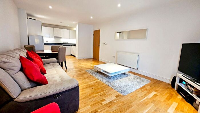 3 Bedroom Flat To Rent In High Street, Hounslow, TW3
