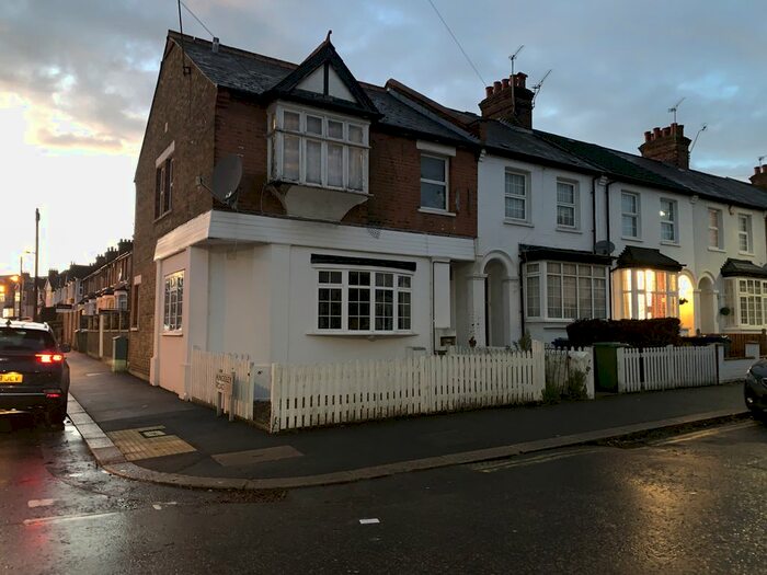2 Bedroom Flat To Rent In Pinner, HA5