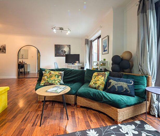 3 Bedroom Detached House To Rent In Weetwood Lane, Leeds, LS16