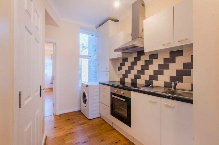 1 Bedroom Flat To Rent In Ivanhoe Road, Denmark Hill, London, SE5