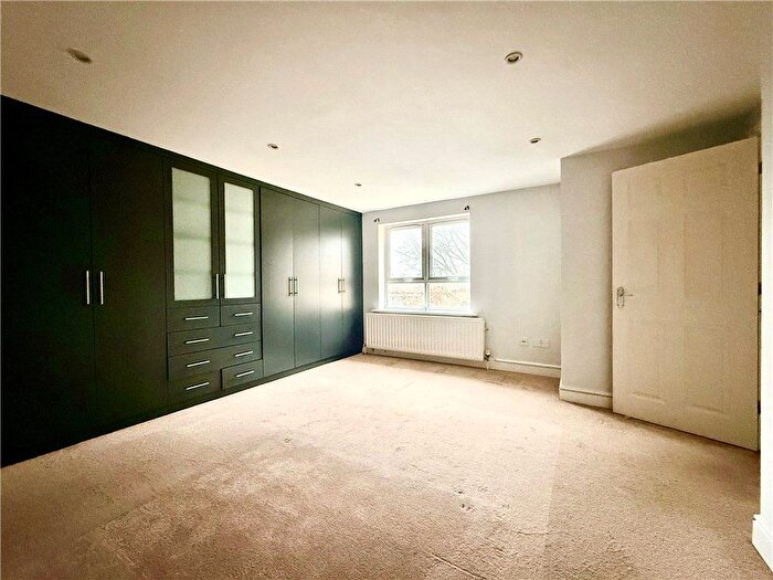 2 Bedroom Flat For Sale In Greenview Close, London, W3