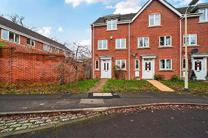 3 Bedroom House For Sale In Rayner Drive, Arborfield, Reading, RG2
