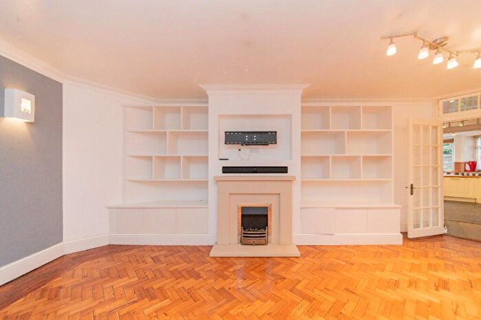 2 Bedroom Flat For Sale In Great North Road, London, N2
