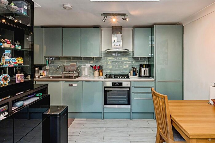 2 Bedroom Flat For Sale In Bellfield Road, High Wycombe, HP13