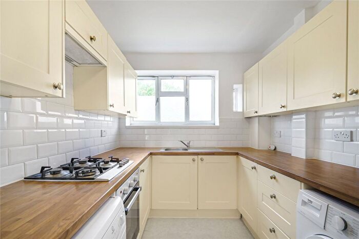 3 Bedroom Flat To Rent In Toland Square, London, SW15
