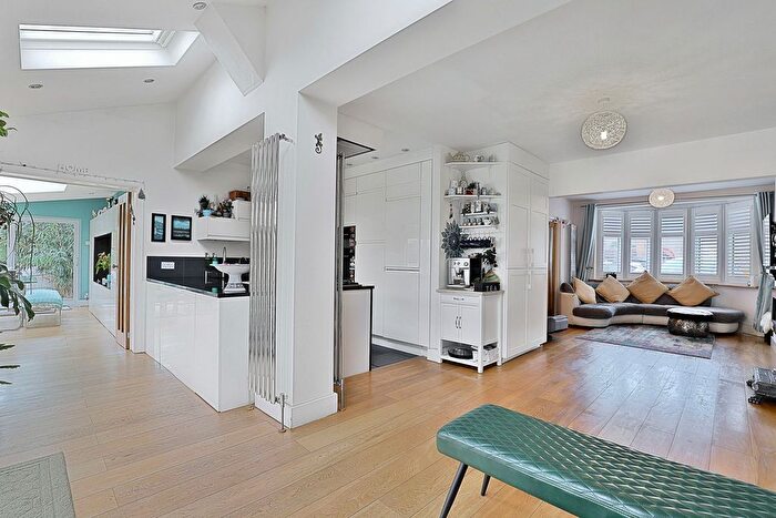 4 Bedroom Terraced House To Rent In Parkway, Woodford Green, IG8