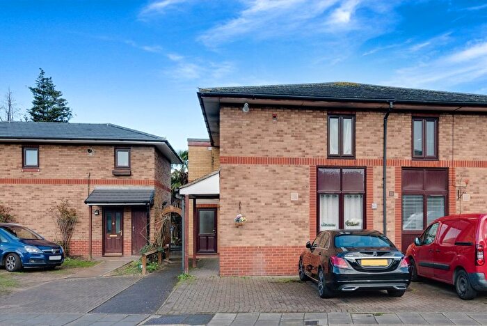 Studio To Rent In Haymill Close, Perivale, Greenford, UB6