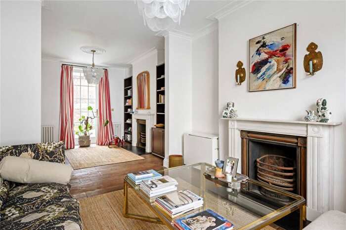 3 Bedroom Terraced House For Sale In Theberton Street, Barnsbury, London, N1 - Photo 3
