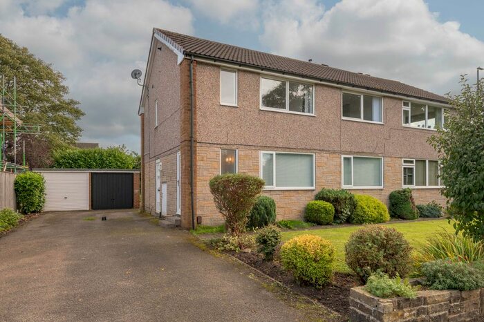 2 Bedroom Flat To Rent In St Helens Gardens, Adel, Leeds, LS16