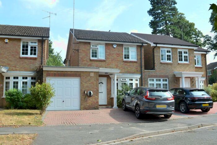 4 Bedroom Link Detached House To Rent In Marlborough Drive, Weybridge, KT13
