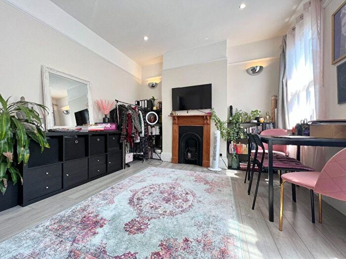 1 Bedroom Flat To Rent In Landor Road, London, SW9