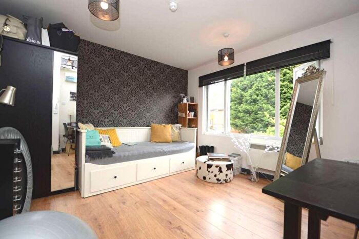 Flat To Rent In Oakleigh Crescent, Whetstone, London, N20
