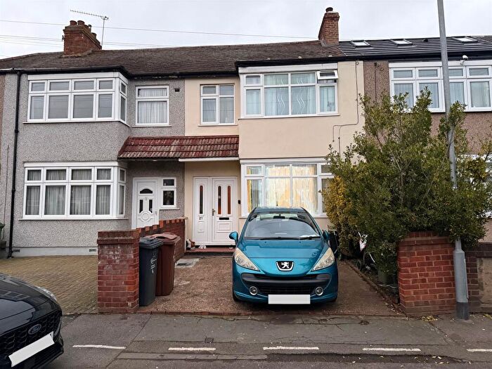 3 Bedroom Terraced House For Sale In Albert Road, Dagenham, RM8