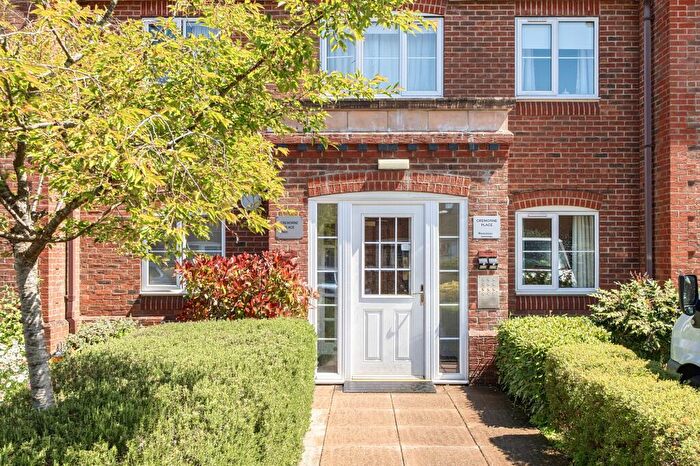 1 Bedroom Flat For Sale In King George Avenue, Petersfield, GU32
