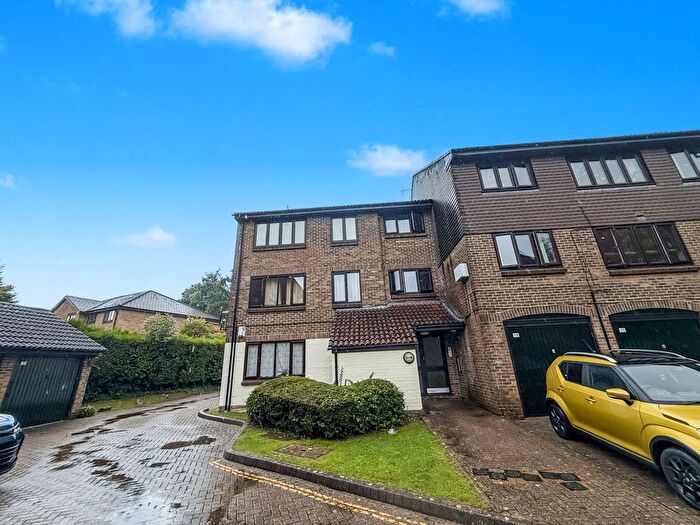 2 Bedroom Flat To Rent In Connaught Gardens, Crawley, RH10