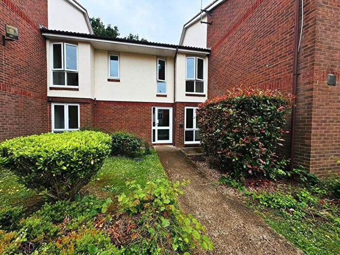 1 Bedroom Flat For Sale In Maunsell Park, Station Hill, Poundhill, Crawley, RH10