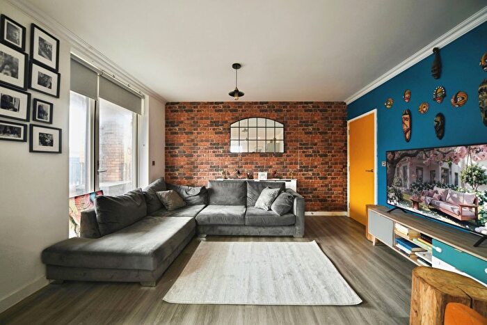 2 Bedroom Flat For Sale In Gardiner Close, Enfield, EN3