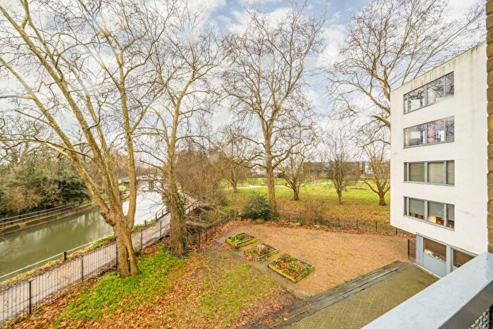 2 Bedroom Flat For Sale In Lea Bridge Road, Clapton, E5