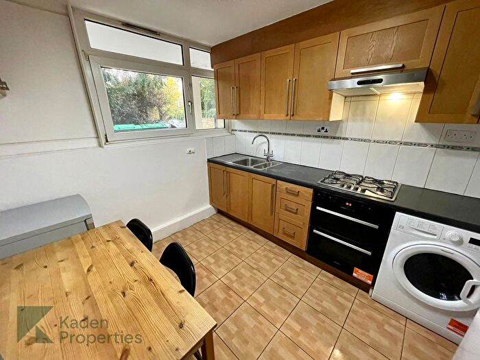 4 Bedroom Flat To Rent In Rowstock Gardens, London, N7