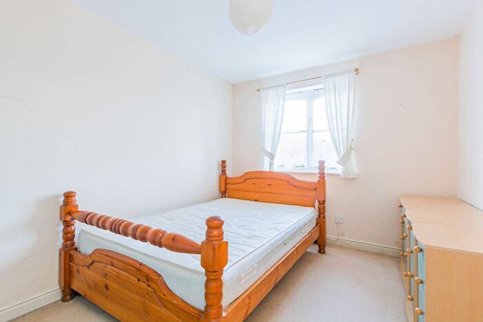 2 Bedroom Flat To Rent In Simms Gardens, East Finchley, London, N2
