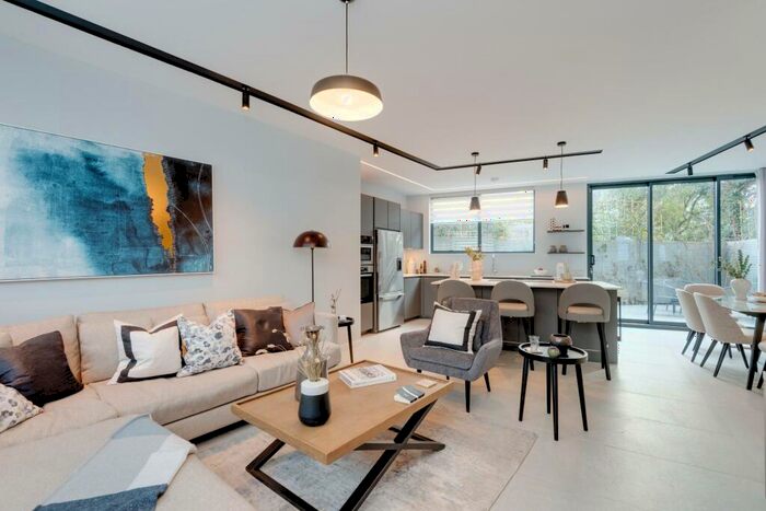 5 Bedroom Semi-Detached House To Rent In The Vale, London, NW11