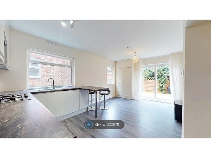 2 Bedroom Flat To Rent In West End Lane, Barnet, EN5