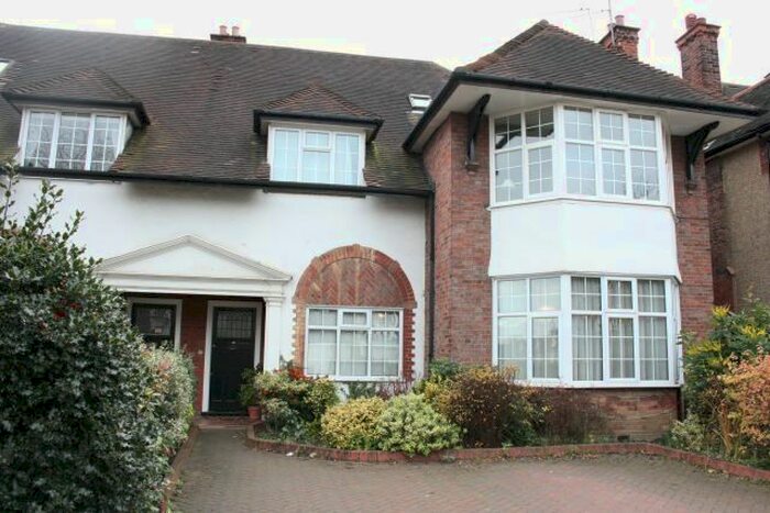 3 Bedroom Flat To Rent In Hervey Close, London, N3