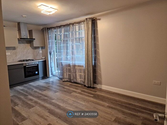 2 Bedroom Flat To Rent In Norley Vale, London, SW15