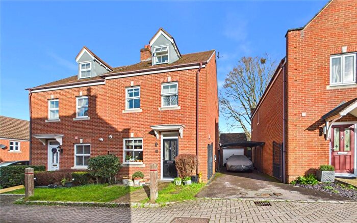 4 Bedroom Semi Detached House For Sale In Kingfisher Grove, Three Mile Cross, Reading, Berkshire, RG7