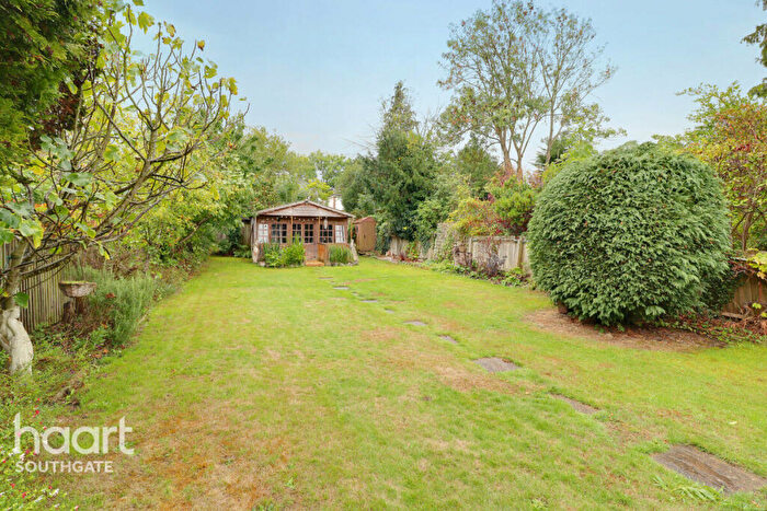 5 Bedroom Semi-Detached House For Sale In Wynchgate, London, N14