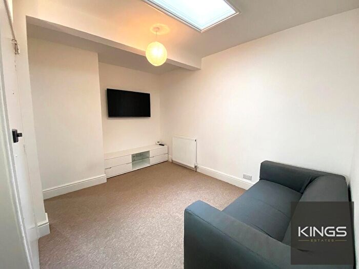 3 Bedroom Flat To Rent In Kent Road, Southsea, PO5