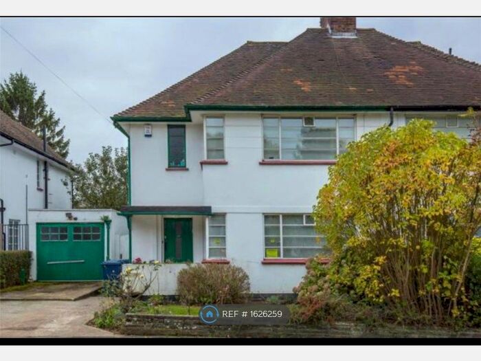 3 Bedroom Semi-Detached House To Rent In Howard Walk, London, N2