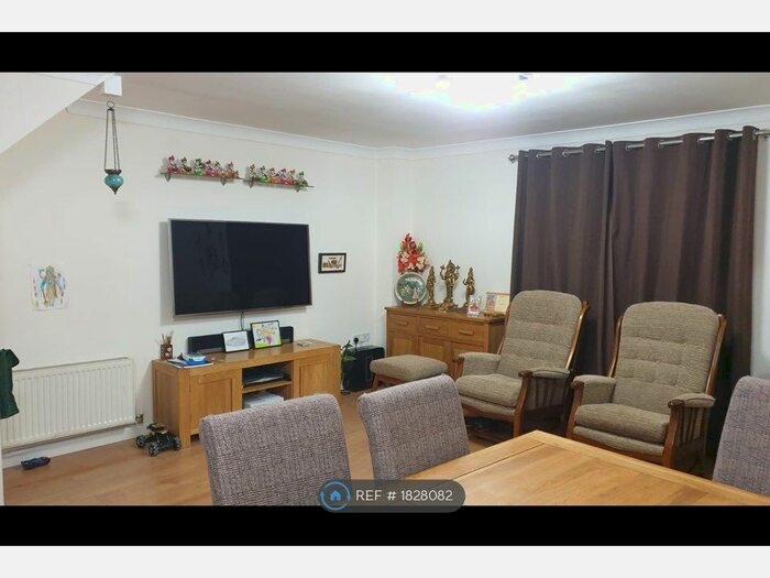 3 Bedroom Semi-Detached House To Rent In Daisy Drive, Hatfield, AL10