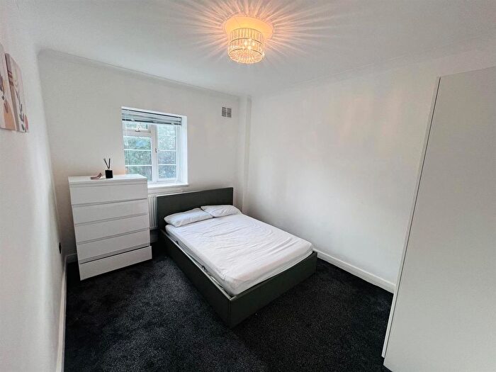 3 Bedroom Flat To Rent In Warwick Lodge, London, NW2