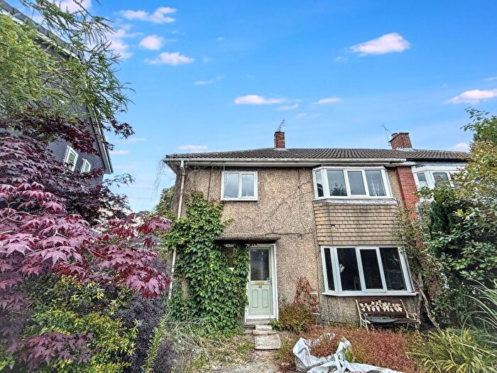 3 Bedroom Semi-Detached House For Sale In Walnut Tree Crescent, Forest Town, Mansfield, Nottinghamshire, NG19