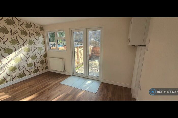 2 Bedroom Flat To Rent In De Vere Gardens, Ilford, IG1