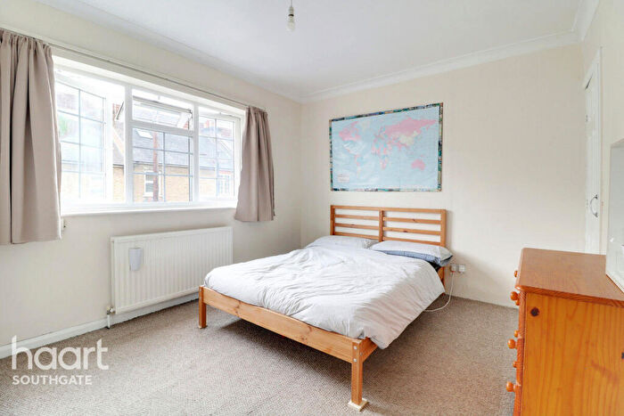 2 Bedroom End Of Terrace House For Sale In Hillside Grove, London, N14