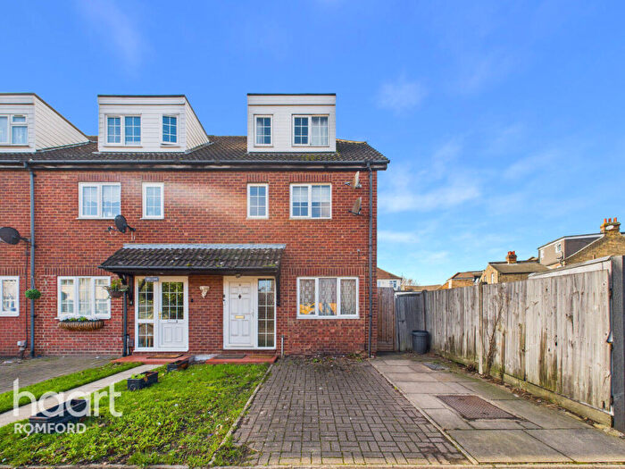 3 Bedroom End Of Terrace House For Sale In Kensington Road, Romford, RM7