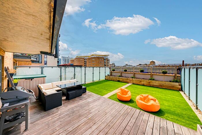 2 Bedroom Flat For Sale In Commercial Road, London, E14