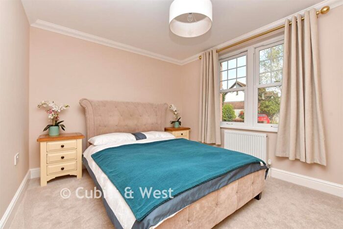 2 Bedroom Flat For Sale In Park Rise, Leatherhead, Surrey, KT22