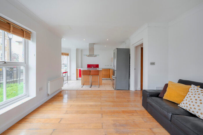 3 Bedroom Flat To Rent In Camden Road, Camden, NW1