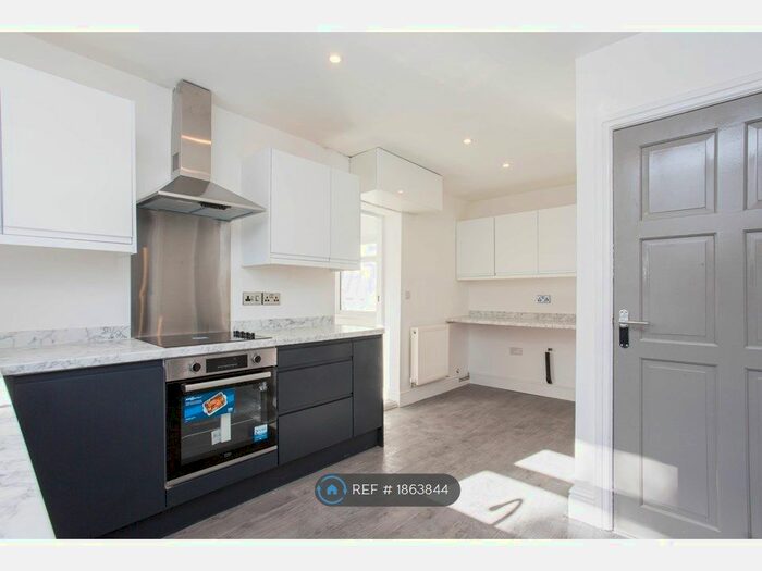 3 Bedroom Semi-Detached House To Rent In Pinewood Grove, Newcastle-Under-Lyme, ST5