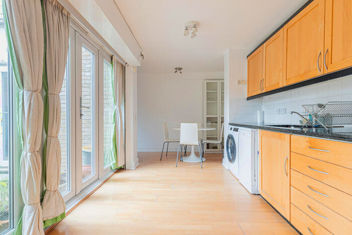 2 Bedroom Flat To Rent In Princelet Street, Spitalfields And Banglatown, E1